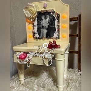 Style it! Charming Vintage Vanity – Adds a Touch of Vintage Elegance